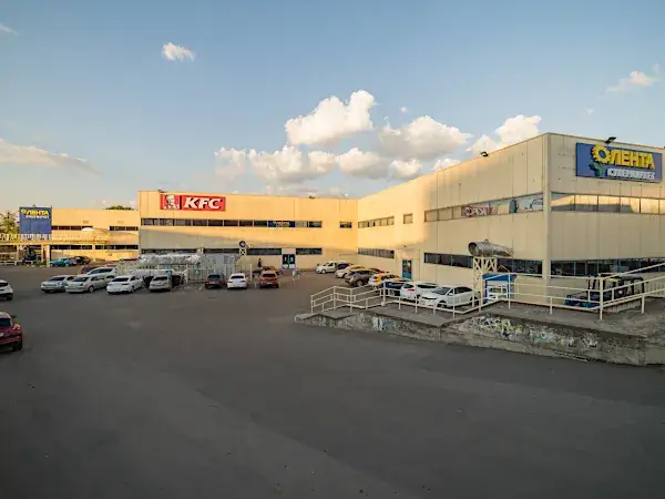 Вход в ТЦ «РМ» со стороны парковки на 1-й Останкинской улице