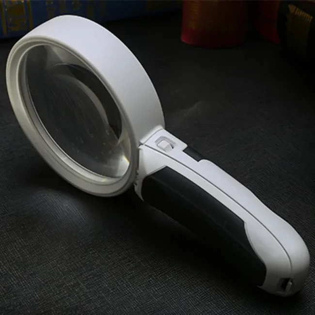 Лупа ручная круглая 5x-90мм для чтения с подсветкой (2 LED, черно-белая) Kromatech 77390B