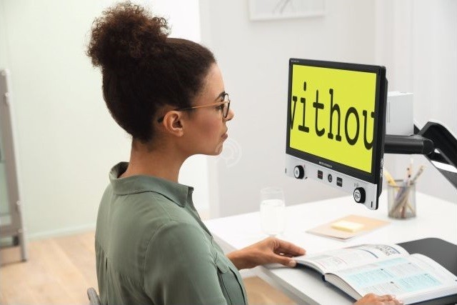 Видеоувеличитель Eschenbach vario DIGITAL FHD Advanced, 15.6", столик X/Y