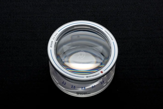 Лупа светопольная Eschenbach menas ZOOM, 65 мм, 2.2х-3.4х Лупа светопольная Eschenbach menas ZOOM, 65 мм, 2.2х-3.4х