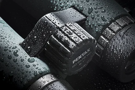 Корпус бинокля PENTAX AD 10x25 WP имеет 6 класс защиты от влаги по классификации JIS6 Корпус бинокля PENTAX AD 10x25 WP имеет 6 класс защиты от влаги по классификации JIS6