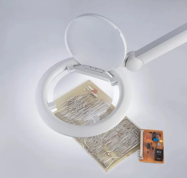 Лупа настольная асферическая Eschenbach varioLED, 132мм, 1.9х Лупа настольная асферическая Eschenbach varioLED, 132мм, 1.9х